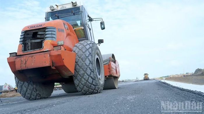 Hệ thống thiết bị, máy móc hiện đại được huy động tối đa để bảo đảm chất lượng kỹ thuật nền đường băng. (Ảnh: HỮU TÙNG)