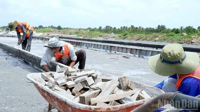 Đội ngũ công nhân tập trung lắp đặt cốt thép và ván khuôn, bảo đảm yêu cầu kỹ thuật khắt khe của dự án. (Ảnh: HỮU TÙNG)