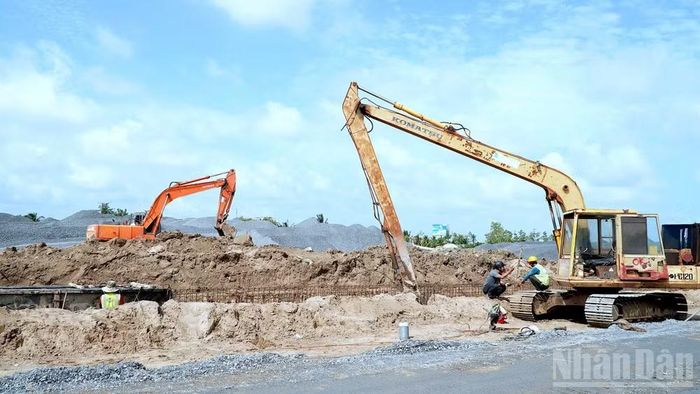 Các đơn vị thi công gấp rút hoàn thiện hệ thống hạ tầng kỹ thuật và thoát nước dọc theo tuyến đường cất hạ cánh. (Ảnh: HỮU TÙNG)
