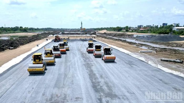 Thi công lu lèn bề mặt đường cất hạ cánh bằng hệ thống máy chuyên dụng. (Ảnh: HỮU TÙNG)