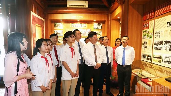 Các đại biểu tham quan trưng bày tư liệu, hiện vật tại Khu lưu niệm.