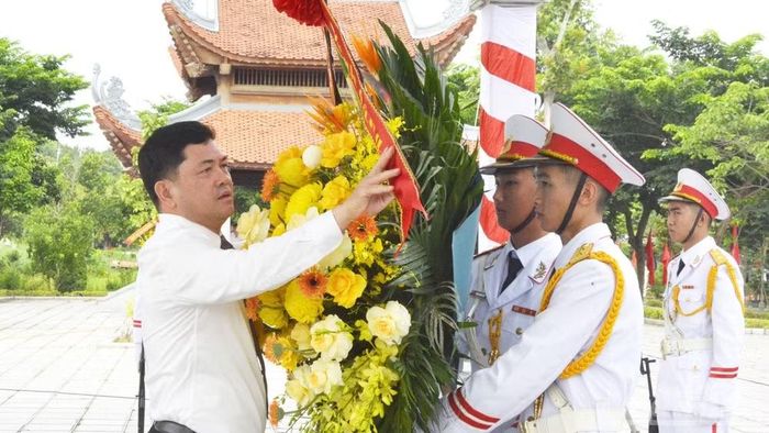 Đồng chí Nguyễn Hồng Thái dâng hoa tưởng niệm.