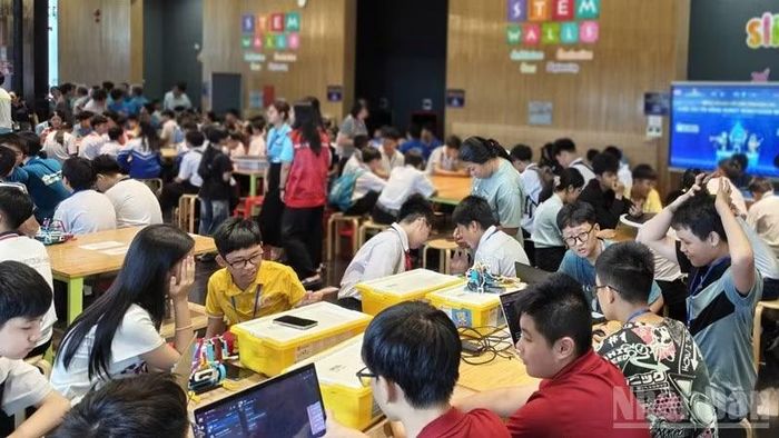 Từng nhóm học sinh tỉ mỉ điều chỉnh robot trước khi vào lượt thi đấu chính thức. (Ảnh: LƯƠNG TÙNG)