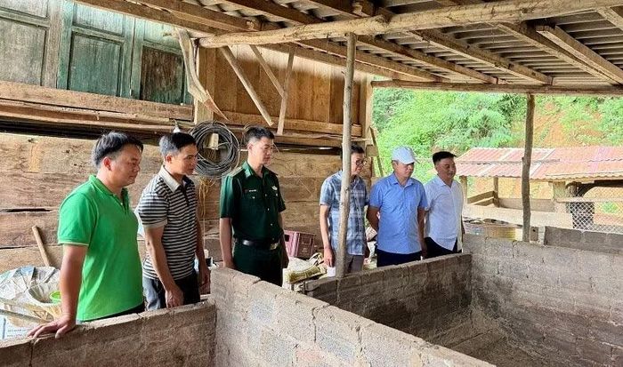 Ngoài năng lực chuyên môn và kinh nghiệm công tác, với cán bộ, công chức ở cấp xã còn đòi hỏi phải thường xuyên về cơ sở, kịp thời nắm bắt tâm tư, nguyện vọng của nhân dân để chủ động chỉ đạo, điều hành hiệu quả. (Ảnh: LÊ LAN)