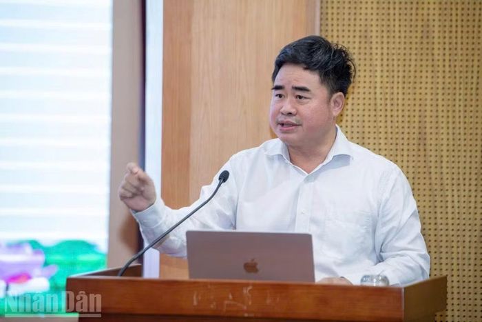 Đồng chí Phạm Minh Tuấn, Chủ tịch Hội Xuất bản Việt Nam, Phó Tổng Biên tập Tạp chí Cộng sản phát biểu tại hội nghị.