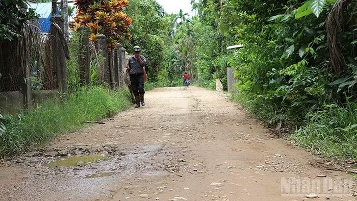 Tuyến đường vào làng dân tộc Cor có chiều dài khoảng 3km xuất hiện nhiều ổ voi, ổ gà khiến việc đi lại của nhân dân gặp nhiều khó khăn.