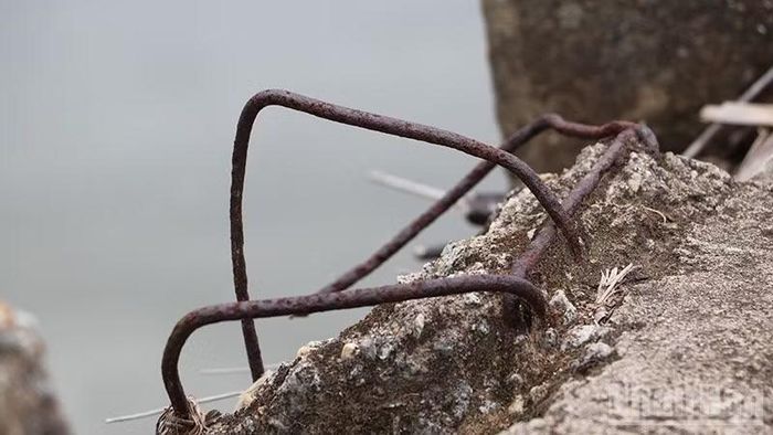 Nhiều vị trí trên cầu Trà Ly đã bị nứt gãy bê tông, lộ ra bên ngoài ra các cây sắt bị hoen gỉ.