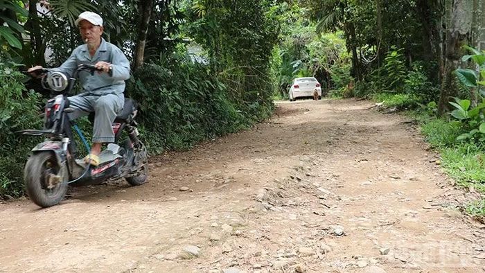 Tuyến đường vào làng dân tộc Cor có chiều dài khoảng 3km nhưng đã bị xuống cấp nghiêm trọng.