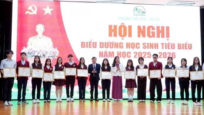 Chủ tịch Ủy ban nhân dân phường Lâm Viên-Đà Lạt Nguyễn Hoàng Phúc và lãnh đạo phường khen thưởng các học sinh xuất sắc. (Ảnh: THÀNH LỢI)