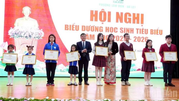 Lãnh đạo phường Lâm Viên-Đà Lạt khen thưởng học sinh xuất sắc các bậc học. (Ảnh: THÀNH LỢI)