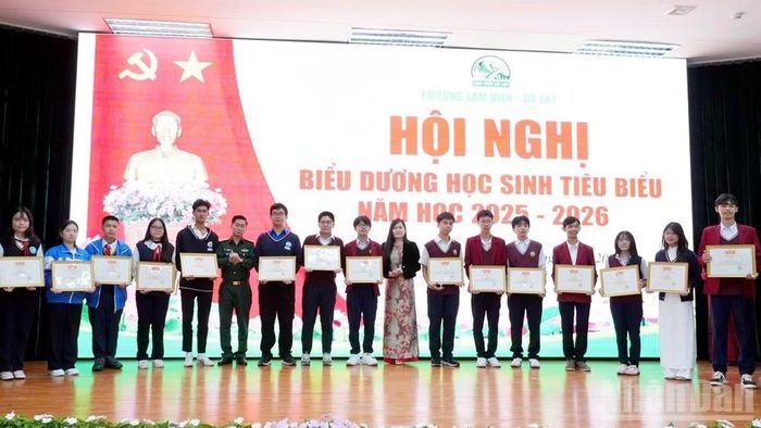 Lãnh đạo phường Lâm Viên-Đà Lạt khen thưởng các học sinh xuất sắc. (Ảnh: THÀNH LỢI)