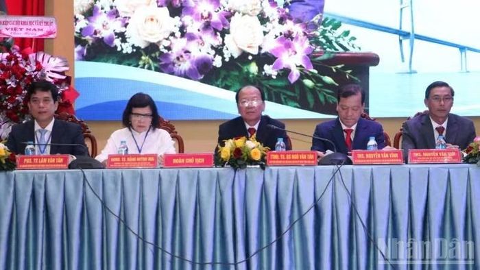 Đoàn Chủ tịch tại đại hội. (Ảnh: LÊ HOÀNG TRUNG)