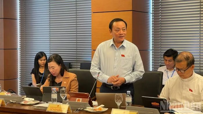 Đại biểu Lê Văn Khảm (Đoàn Thành phố Hồ Chí Minh) phát biểu thảo luận tại tổ.