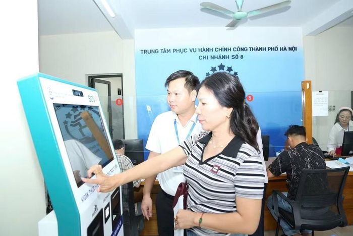 Chuyển đổi số trong giải quyết thủ tục hành chính tại Trung tâm dịch vụ hành chính công thành phố Hà Nội, chi nhánh số 8, xã Quang Minh. (Ảnh: HẢI LINH)