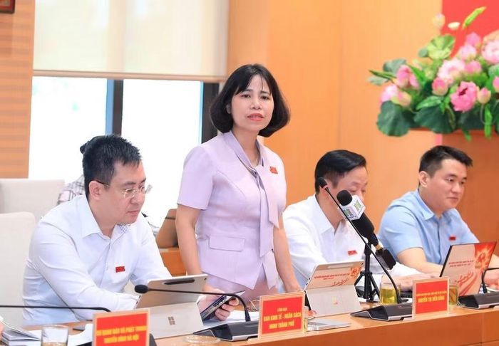 Bà Nguyễn Thị Diễm Hằng, Trưởng ban Khoa học, Công nghệ và Môi trường Hội đồng nhân dân thành phố Hà Nội: Các chính sách được thiết kế theo chuỗi liên kết, hình thành hệ sinh thái hoàn chỉnh từ nghiên cứu, thử nghiệm, ứng dụng đến thương mại hóa kết quả nghiên cứu. (Ảnh: HẢI LINH)