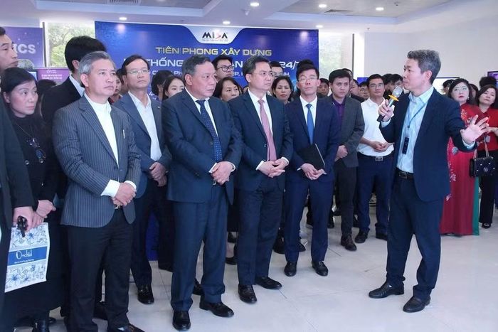 Lãnh đạo thành phố Hà Nội tham quan không gian trưng bày và trình diễn công nghệ, giới thiệu nhiều sản phẩm, giải pháp phục vụ chuyển đổi số. (Ảnh: HẢI LINH)