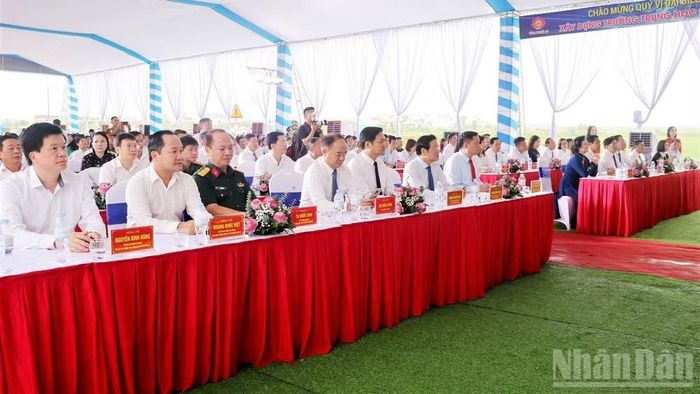 Các đại biểu tham dự lễ khởi công.