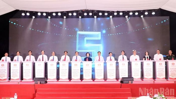 Các đồng chí lãnh đạo Đảng, Nhà nước, tỉnh Nghệ An và các nhà tài trợ thực hiện nghi thức khởi công.