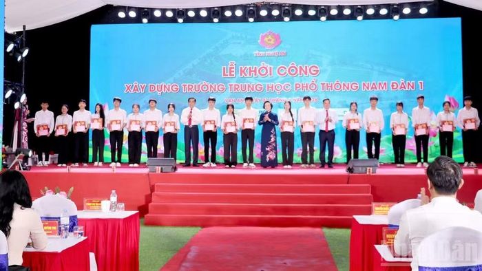 Lãnh đạo Đảng, Nhà nước, tỉnh Nghệ An và các nhà tài trợ đã trao những phần quà ý nghĩa đến các em học sinh Trường trung học phổ thông Nam Đàn 1.