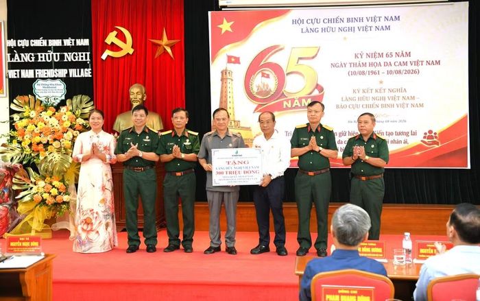 Tập đoàn Công nghiệp-Năng lượng quốc gia Việt Nam trao 300 triệu đồng hỗ trợ Làng Hữu nghị Việt Nam. (Ảnh: HOÀNG LINH)