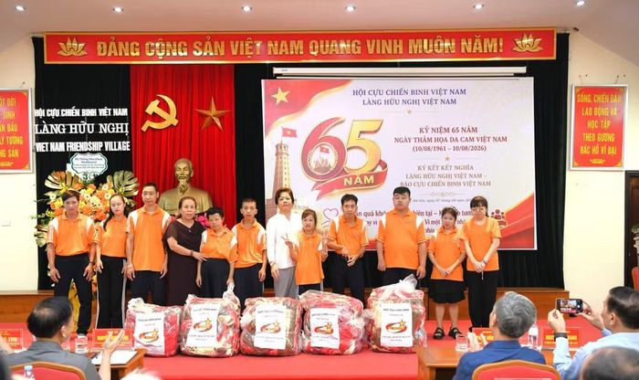 Công ty Du lịch Về nguồn và các nhà hảo tâm trao tặng 50 chăn ấm cho các nạn nhân da cam. (Ảnh: HOÀNG LINH)