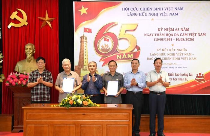 Ký kết nghĩa giữa Làng Hữu nghị Việt Nam và Báo Cựu chiến binh Việt Nam. (Ảnh: HOÀNG LINH)