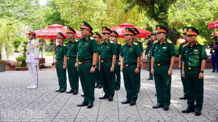 Đoàn đại biểu thành kính dâng hoa, dâng hương, dành phút mặc niệm tưởng nhớ cố Tổng Bí thư Trần Phú cùng các Anh hùng liệt sĩ. (Ảnh: LÊ THÀNH)
