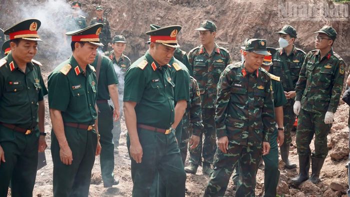 Đoàn công tác đến thăm, động viên các lực lượng đang trực tiếp thực hiện nhiệm vụ tìm kiếm, quy tập và xác định danh tính hài cốt liệt sĩ tại khu vực Công viên Lê Thị Riêng. (Ảnh: LÊ THÀNH)