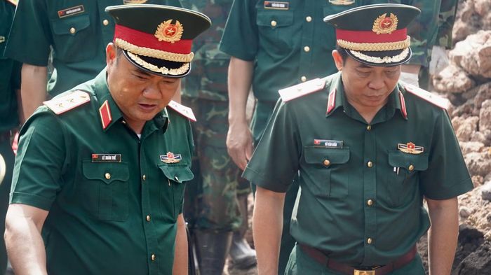 Trung tướng Lê Xuân Thế, Tư lệnh Quân khu 7 và Thiếu tướng Vũ Văn Điền, Tư lệnh Bộ Tư lệnh Thành phố Hồ Chí Minh tại hiện trường tìm kiếm, quy tập hài cốt liệt sĩ. (Ảnh: LÊ THÀNH)