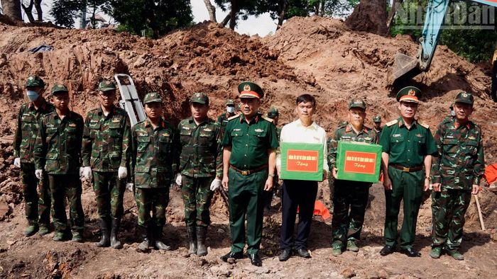 Tư lệnh Quân khu 7 trao quà động viên lực lượng làm nhiệm vụ. (Ảnh: LÊ THÀNH)