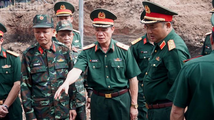 Thủ trưởng Bộ Tư lệnh Quân khu 7 căn dặn lực lượng làm nhiệm vụ sẵn sàng các phương án bảo vệ khu vực tìm kiếm trước diễn biến bất thường của thời tiết. (Ảnh: LÊ THÀNH)