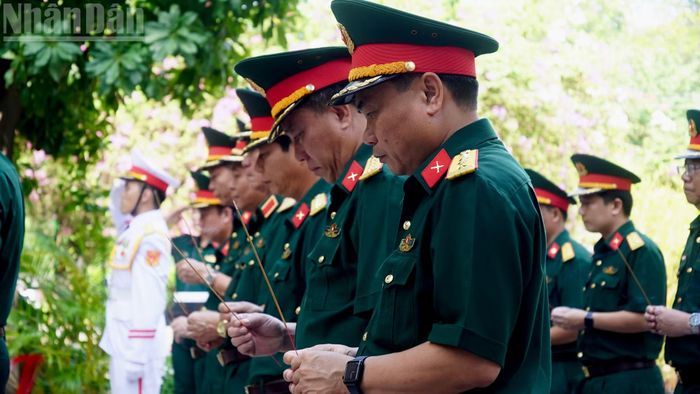 Đoàn đại biểu thành kính dâng hương. (Ảnh: LÊ THÀNH)