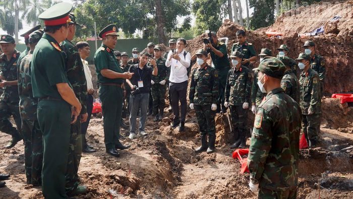 Trung tướng Lê Xuân Thế, Tư lệnh Quân khu 7 nhấn mạnh, công tác tìm kiếm, quy tập và xác định danh tính hài cốt liệt sĩ là nhiệm vụ chính trị đặc biệt quan trọng, mang ý nghĩa nhân văn sâu sắc, thể hiện trách nhiệm của Đảng, Nhà nước, Quân đội và toàn xã hội đối với những người đã hy sinh vì Tổ quốc. (Ảnh: LÊ THÀNH)