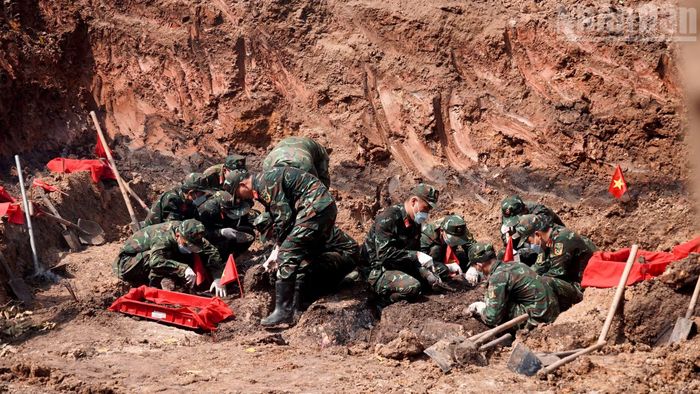 Đội tìm kiếm nỗ lực làm nhiệm vụ tại Khu B, Công viên Lê Thị Riêng. (Ảnh: LÊ THÀNH)