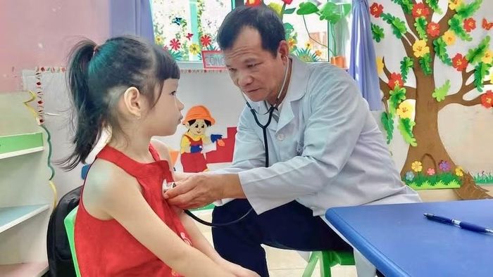 Khám sức khỏe cho học sinh tại phường Phước Thắng. (Ảnh: Trạm Y tế phường Phước Thắng)