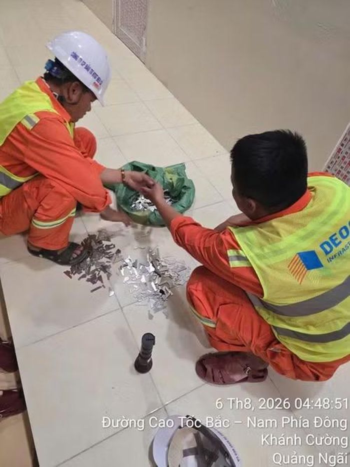 Lực lượng quản lý vận hành tuyến đường thu gom vật sắc nhọn rơi trên đường. (Ảnh: Cục Đường bộ Việt Nam)