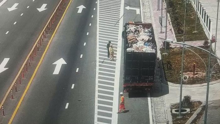 Liên ngành lực lượng chức năng kiểm tra phương tiện làm rơi vãi vật sắc nhọn trên đường. (Ảnh: Cục Đường bộ Việt Nam)