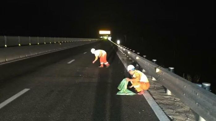 Thu gom vật liệu sắc nhọn trên đường ngay trong đêm nhằm bảo đảm an toàn giao thông cho các phương tiện lưu thông. (Ảnh: Cục Đường bộ Việt Nam)