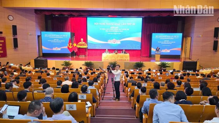 Việc lần đầu tiên tổ chức một phiên họp về công tác Đảng, công tác chính trị trong khuôn khổ Hội nghị Ngoại giao cho thấy sự ưu tiên đặc biệt đối với việc xây dựng nền tảng nội bộ trong giai đoạn phát triển mới. (Ảnh: MINH DUY)