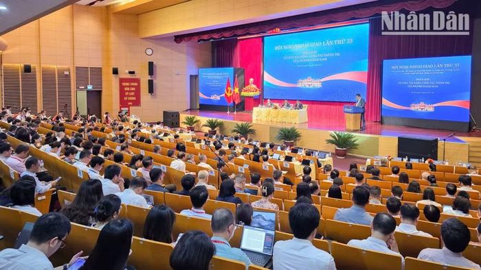 Hình mẫu đảng viên ngoại giao kỷ nguyên mới cần bảo đảm các yếu tố: trung thành tuyệt đối, bản lĩnh vững vàng, đạo đức trong sáng, dám nghĩ, dám làm, dám chịu trách nhiệm. (Ảnh: MINH DUY)
