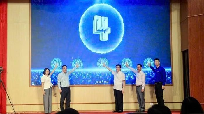 Các đại biểu thực hiện nghi thức ấn nút phát động phong trào thi đua. (Ảnh QMG)