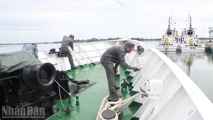 Cán bộ, nhân viên Chi đội Kiểm ngư số 3 tích cực sơn sửa, bảo quản tàu thuyền. (Ảnh: NGUYỄN DŨNG)