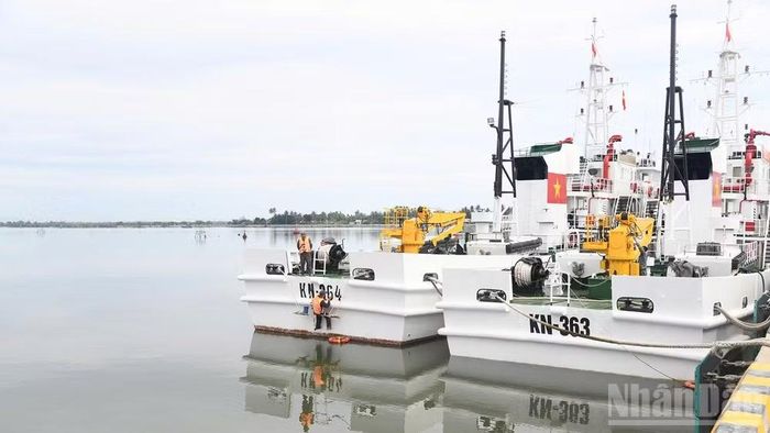 Các con tàu đang được sơn sửa, bảo quản, sẵn sàng cho Hội thi tàu tốt. (Ảnh: NGUYỄN DŨNG)