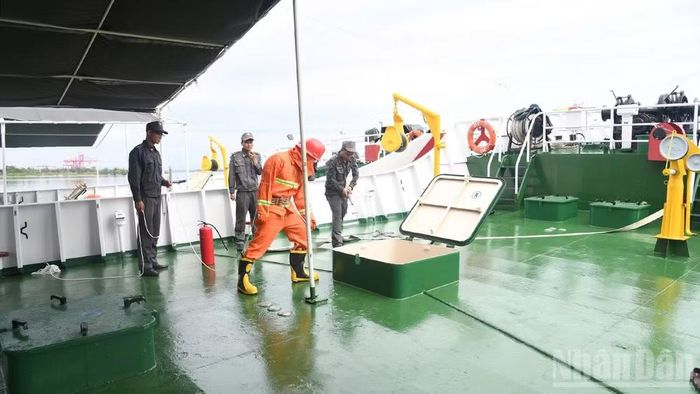 Tổ chức huấn luyện chống cháy trên tàu Kiểm ngư. (Ảnh: NGUYỄN DŨNG)