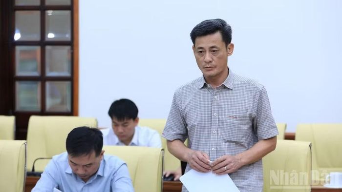 Phó Giám đốc Sở Tài chính Lâm Đồng Nguyễn Ngọc Đức báo cáo tình hình giải ngân vốn đầu tư công khu vực phía tây của tỉnh.