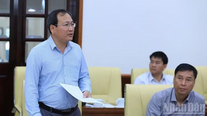 Giám đốc Ban Quản lý các dự án đầu tư xây dựng số 3 tỉnh Lâm Đồng Hà Sỹ Sơn báo cáo tình hình triển khai các dự án do đơn vị làm chủ đầu tư.
