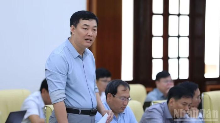 Phó Chánh Văn phòng Ủy ban nhân dân tỉnh Lâm Đồng Đinh Ngọc Nhân nêu hướng tháo gỡ và quan điểm giải quyết các khó khăn, vướng mắc.