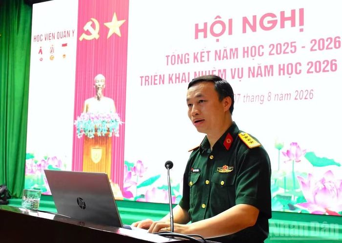 Thượng tá, Phó Giáo sư, Tiến sĩ Đặng Tiến Trường, Trưởng Phòng Đào tạo, Học viện Quân y trình bày báo cáo tổng kết năm học 2025-2026, phương hướng, nhiệm vụ năm học 2026-2027 tại hội nghị. (Ảnh: ĐĂNG HUY)