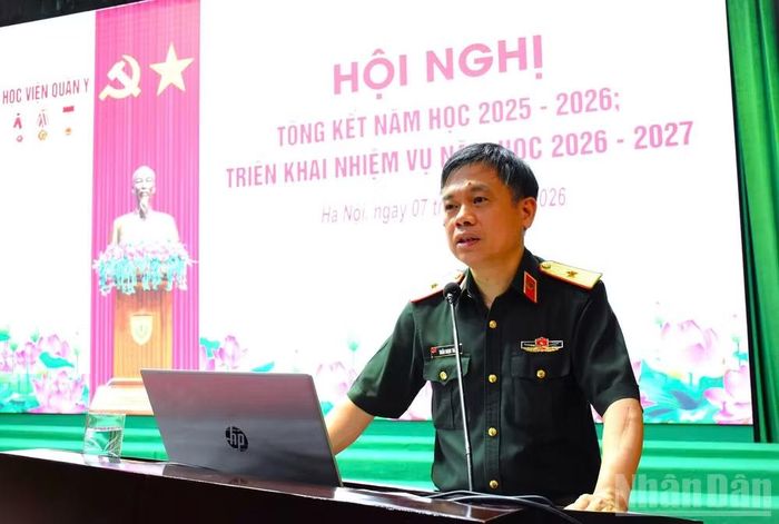 Thiếu tướng, Phó Giáo sư, Tiến sĩ Trần Ngọc Tuấn, Phó Giám đốc Học viện Quân y phát biểu tại hội nghị. (Ảnh: ĐĂNG HUY)