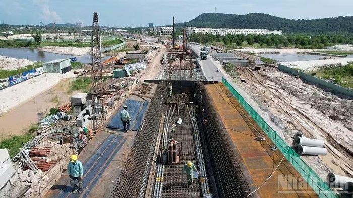 Tuyến LRT nỗ lực hướng tới cột mốc lắp đường ray đầu tiên từ cuối tháng 8/2026. (Ảnh: ÁNH DƯƠNG)